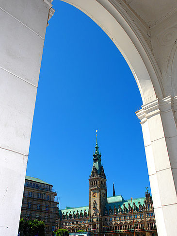 Fotos Blick durch die Bögen der Alster Arkaden auf das Rathaus