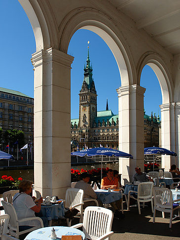 Fotos Blick durch die Bögen der Alster Arkaden auf das Rathaus