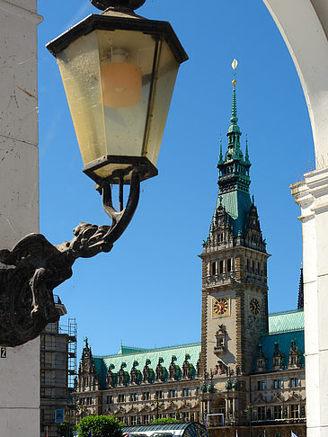 Blick durch die Bögen der Alster Arkaden auf das Rathaus Fotos