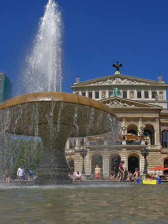 Alte Oper mit Brunnen