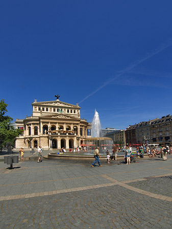 Foto Alte Oper mit Häusern