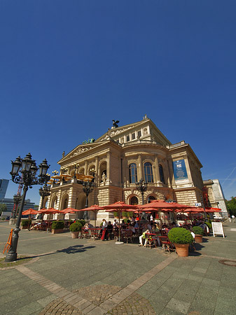 Alte Oper mit Schirmen Foto 