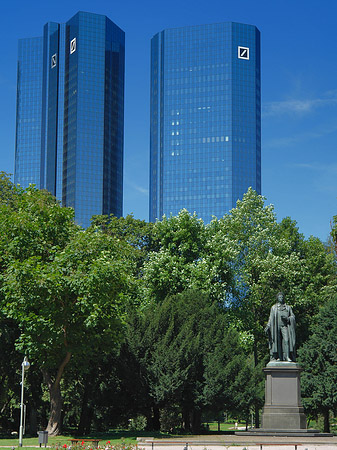 Deutsche Bank mit Statue