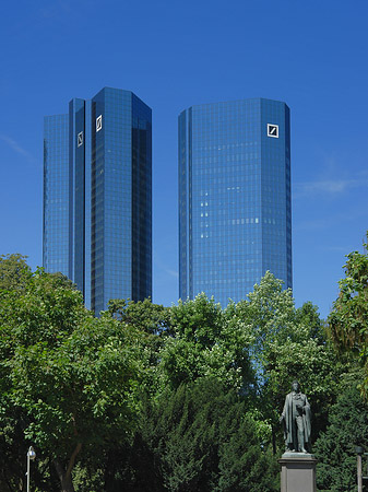 Deutsche Bank mit Statue