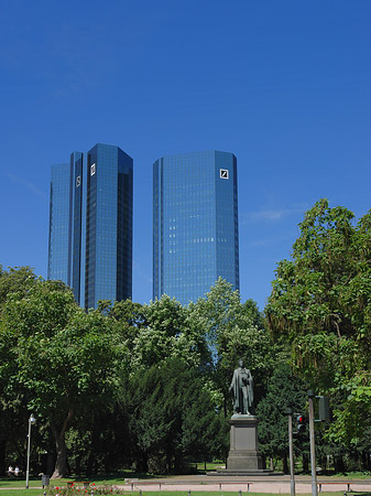 Fotos Deutsche Bank mit Statue | Frankfurt am Main