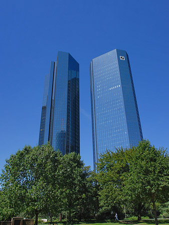 Foto Deutsche Bank mit Wiese - Frankfurt am Main