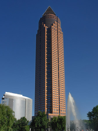 Messeturm mit Ludwig-Erhard-Anlage Foto 