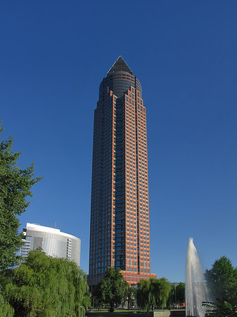 Messeturm mit Ludwig-Erhard-Anlage Foto 