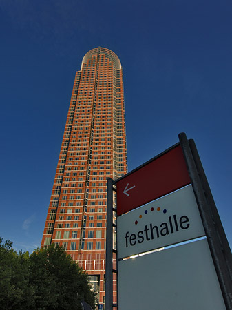 Messeturm mit Festhallenschild