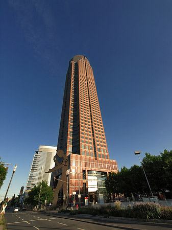 Foto Messeturm mit Hammering Man - Frankfurt am Main