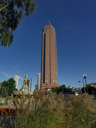 Messeturm auf Wiese