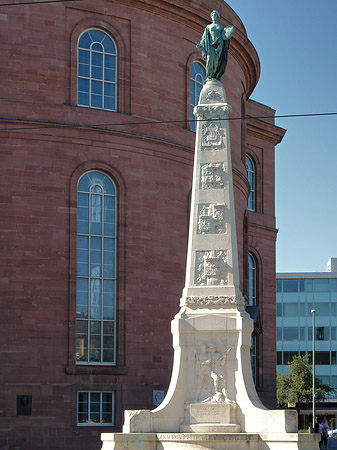 Paulskirche hinter Statue