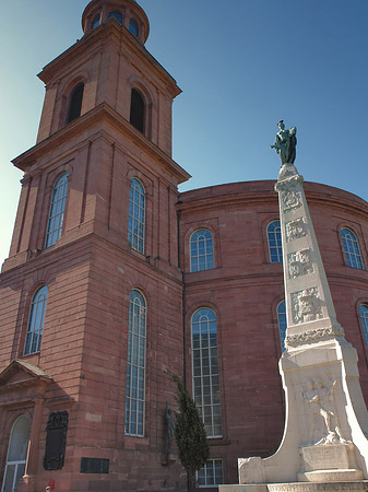 Foto Paulskirche mit Statue