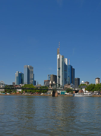 Skyline von Frankfurt mit eisernem Steg