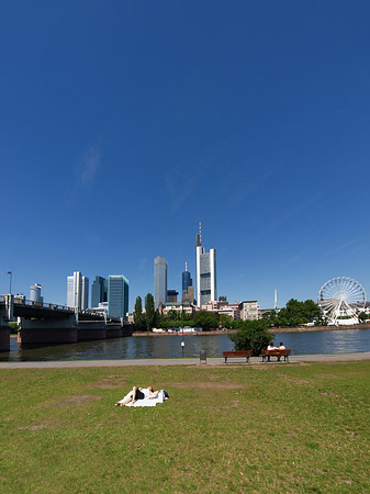 Foto Skyline von Frankfurt mit Sachsenhausener Ufer