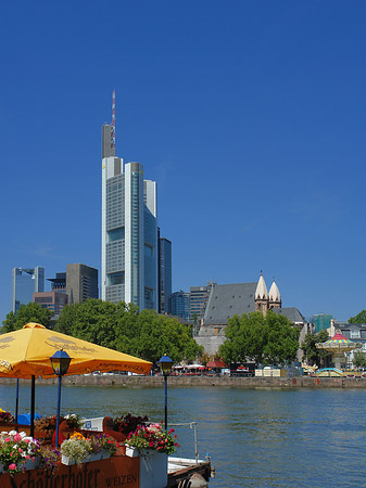 Skyline von Frankfurt mit Schöfferhofer Weizen