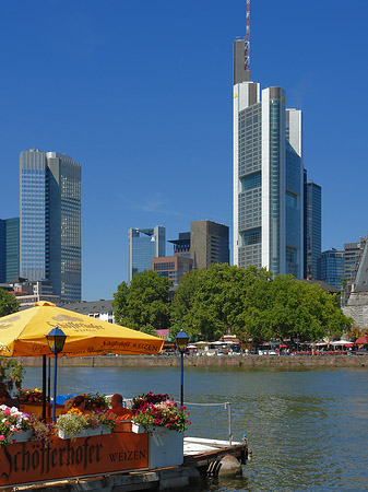 Foto Skyline von Frankfurt mit Schöfferhofer Weizen - Frankfurt am Main