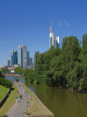 Fotos Skyline von Frankfurt mit Ufer