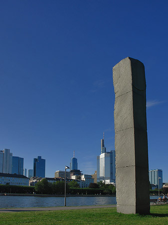 Foto Obelisk vor Städelsches Kunstinstitut - Frankfurt am Main