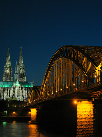 Foto Kölner Dom hinter der Hohenzollernbrücke - Köln