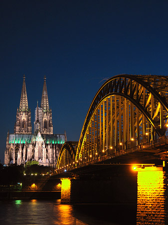 Fotos Kölner Dom hinter der Hohenzollernbrücke