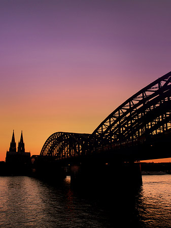 Kölner Dom hinter der Hohenzollernbrücke Fotos