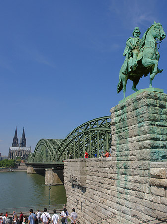 Reiterstatue vor dem Kölner Dom Fotos