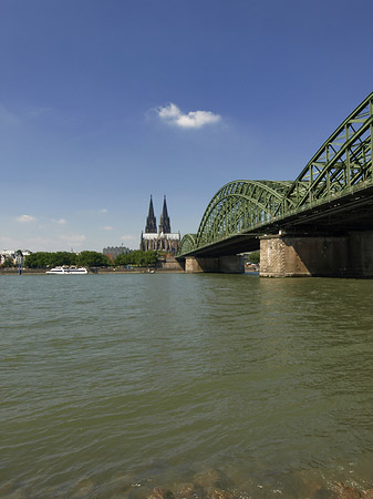 Schiff unter der Hohenzollernbrücke Fotos