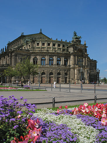 Fotos Semperoper mit Blumen | Dresden