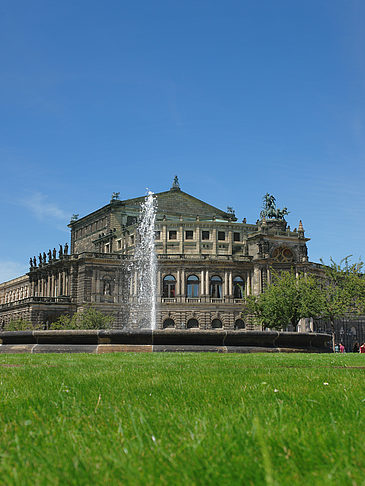 Semperoper mit Springbrunnen Fotos