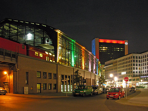 Foto Bahnhof Friedrichstraße bei Nacht