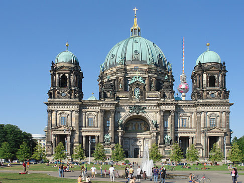 Berliner Dom mit Fernsehturm Foto 