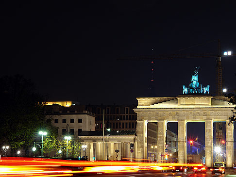 Foto Brandenburger Tor mit Straßenverkehr