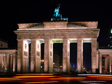 Brandenburger Tor mit Straßenverkehr Fotos