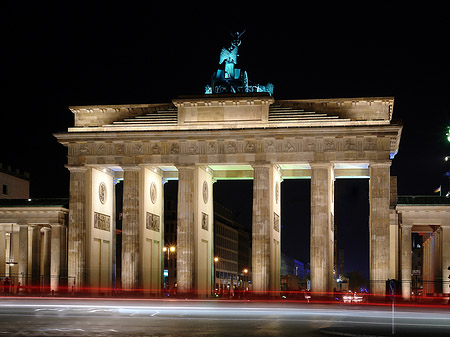 Foto Brandenburger Tor mit Straßenverkehr - Berlin