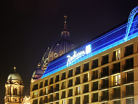 Radisson bei Nacht Fotos