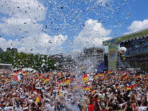 Foto Konfetti Parade - Nationalmannschaft - Berlin