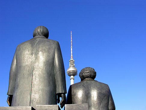 Foto Marx und Engels am Alex