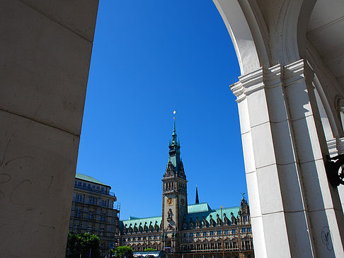 Foto Blick durch die Bögen der Alster Arkaden auf das Rathaus - Hamburg