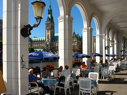 Blick durch die Bögen der Alster Arkaden auf das Rathaus