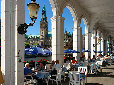 Foto Blick durch die Bögen der Alster Arkaden auf das Rathaus