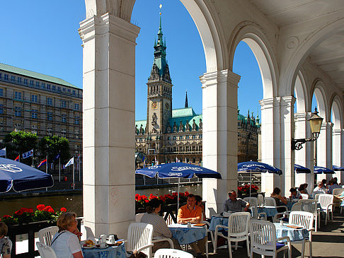 Blick durch die Bögen der Alster Arkaden auf das Rathaus Foto 