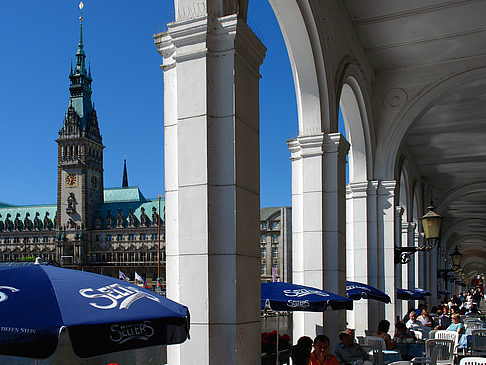 Blick durch die Bögen der Alster Arkaden auf das Rathaus Fotos