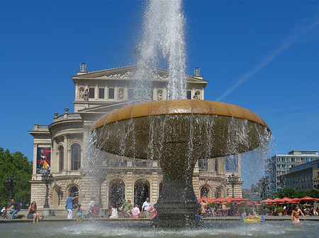 Alte Oper mit Brunnen