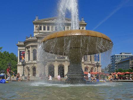 Alte Oper mit Brunnen Fotos