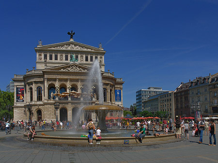 Foto Alte Oper mit Brunnen - Frankfurt am Main