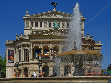 Foto Alte Oper mit Brunnen