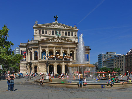 Fotos Alte Oper mit Brunnen