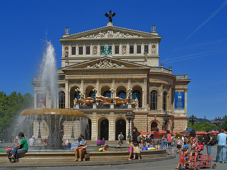 Alte Oper mit Brunnen Foto 