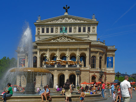 Foto Alte Oper mit Brunnen